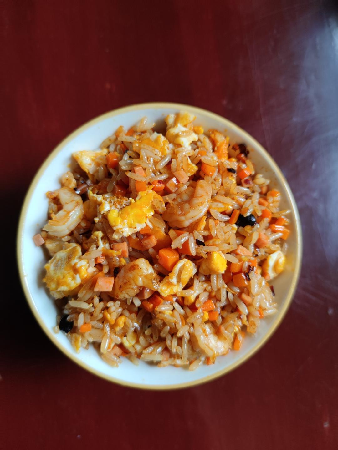 蛋炒饭不要只放鸡蛋了，加点老干妈，生抽耗油都不需要了，香喷喷