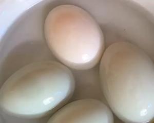 保鲜膜包裹出油咸鸭蛋的做法 步骤2