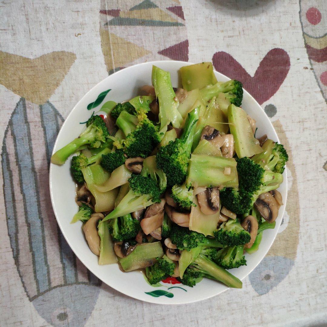 减脂餐～鲜美爽口的西蓝花炒口蘑