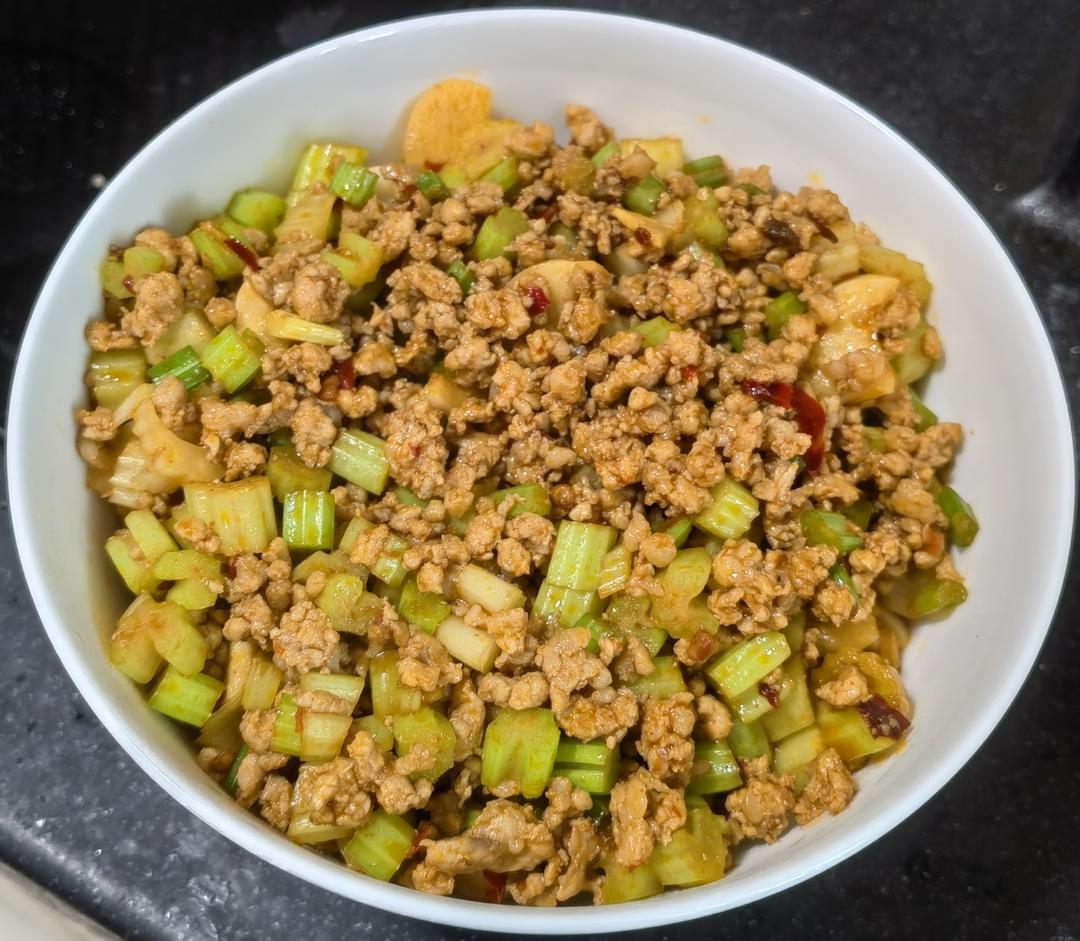 芹菜炒肉末#下饭菜系列#，臊子两用