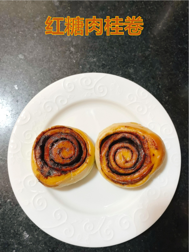 治愈系甜點：一口淪陷的紅糖肉桂卷~
