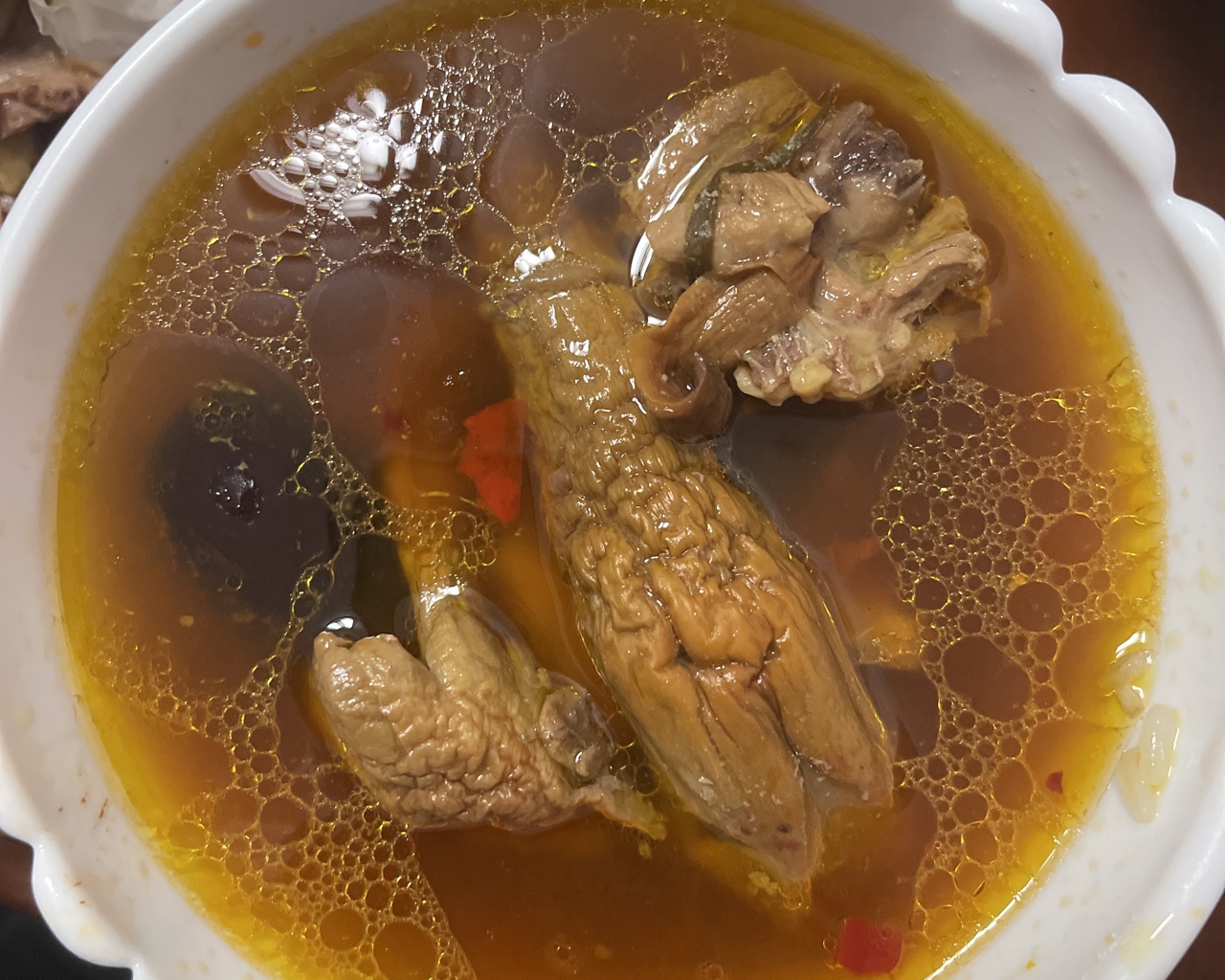 冬日暖汤：美容养颜姬松茸鸡汤的做法 步骤1