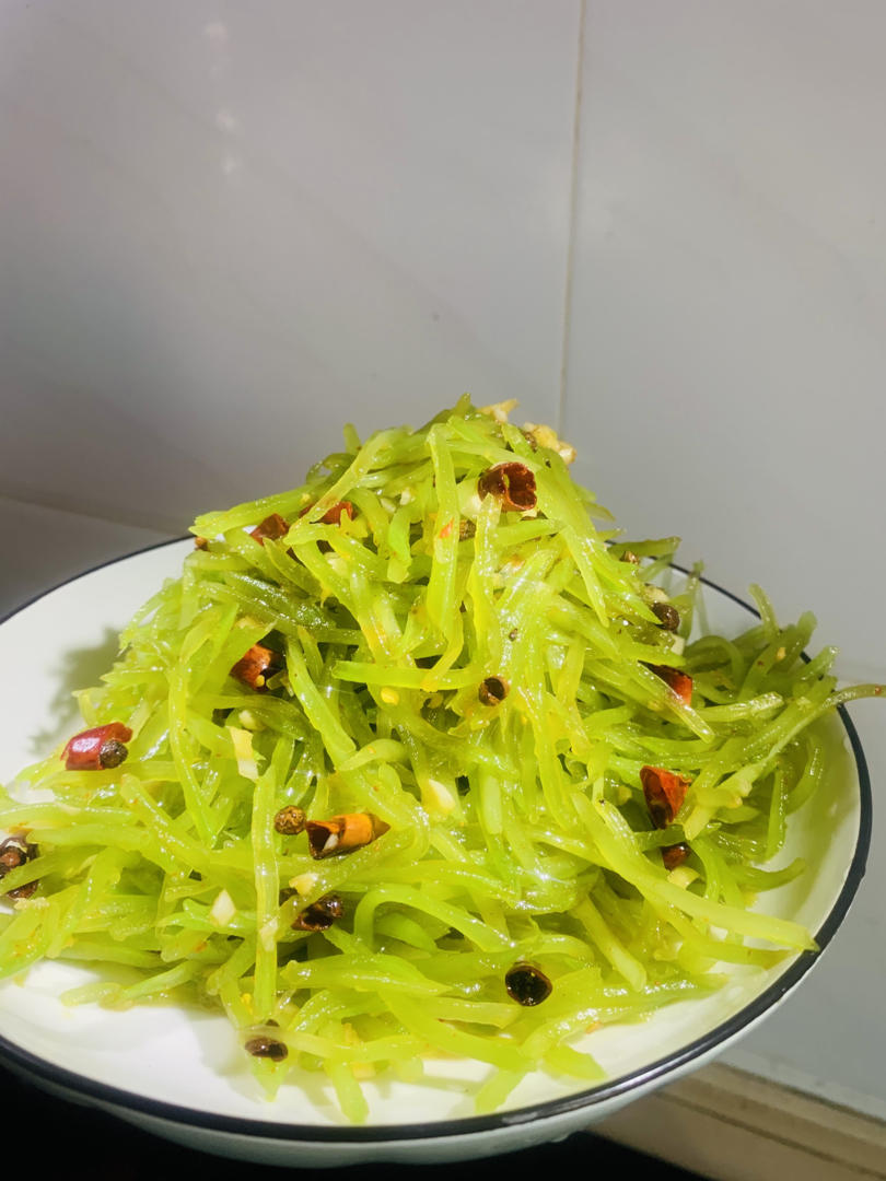 凉拌莴笋丝，千万别焯水，这样做更爽脆