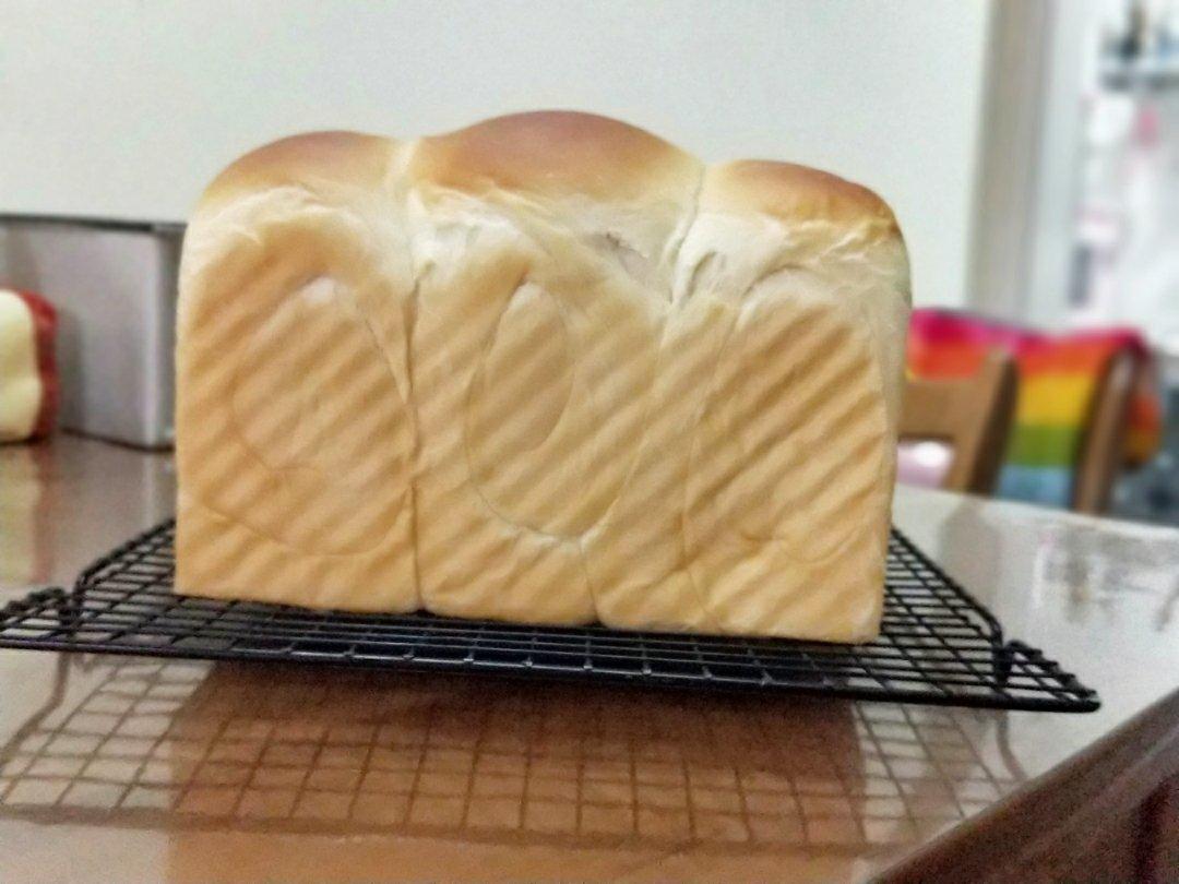 两条超级软的甜甜吐司
