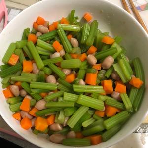 🥕胡萝卜芹菜拌花生米的做法 步骤8
