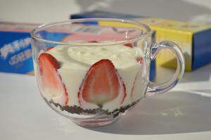 五分钟超快手甜品🍓网红奥利奥草莓酸奶杯的做法 步骤3