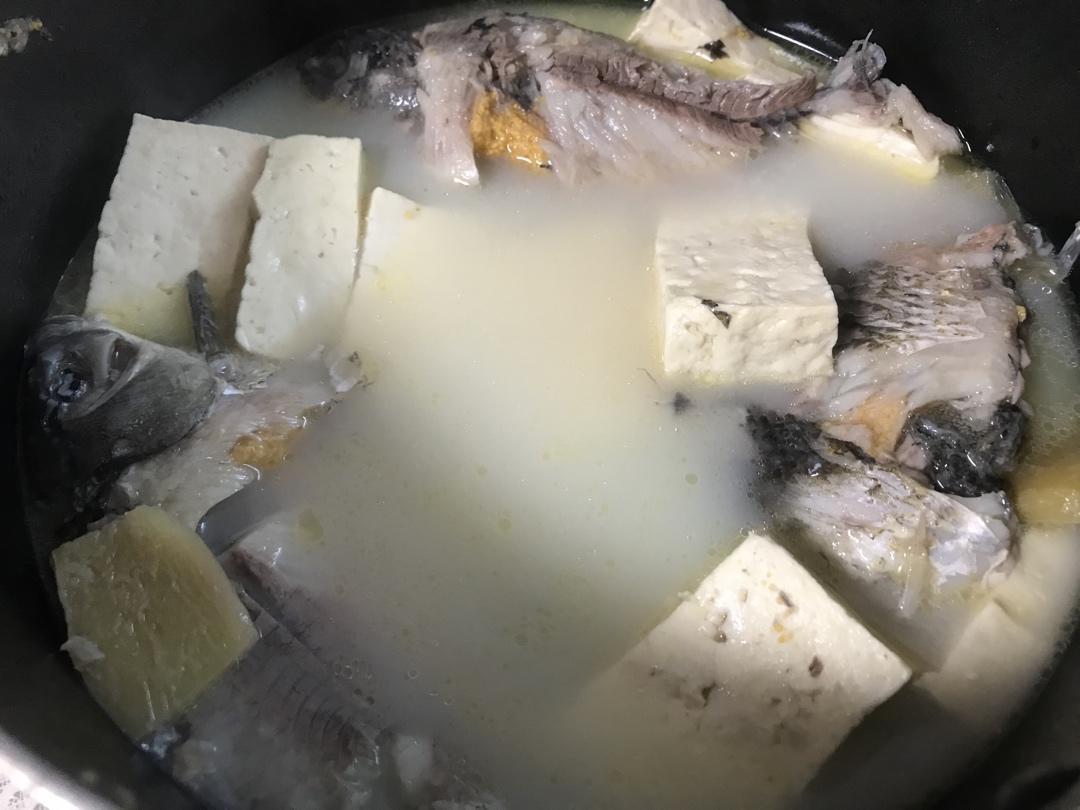 鲫鱼豆腐汤