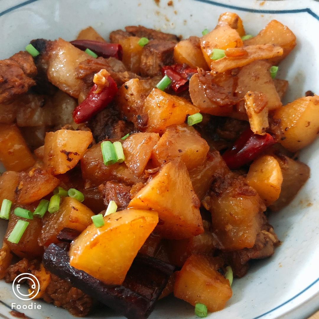 厨师长教你：“萝卜烧牛肉”的川味版做法，肉香四溢软烂入味