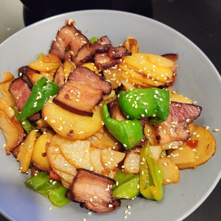 不放一滴油做干锅～土豆片青椒炒腊肉