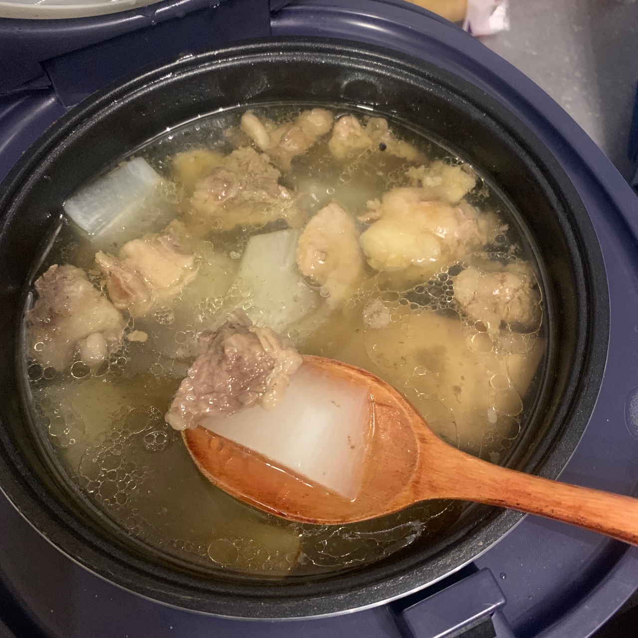 简易电饭煲冬日暖身牛骨汤的做法