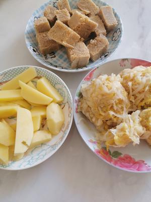 冻豆腐炖酸菜土豆的做法 步骤1
