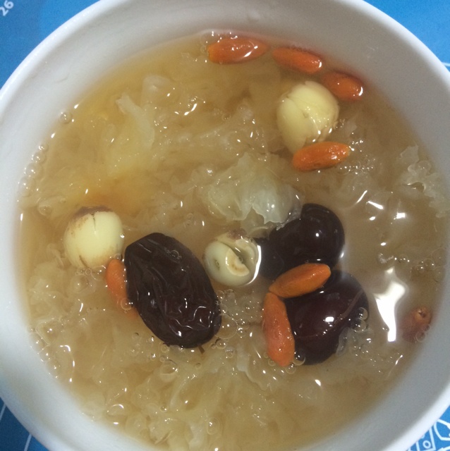 冰糖银耳红枣汤