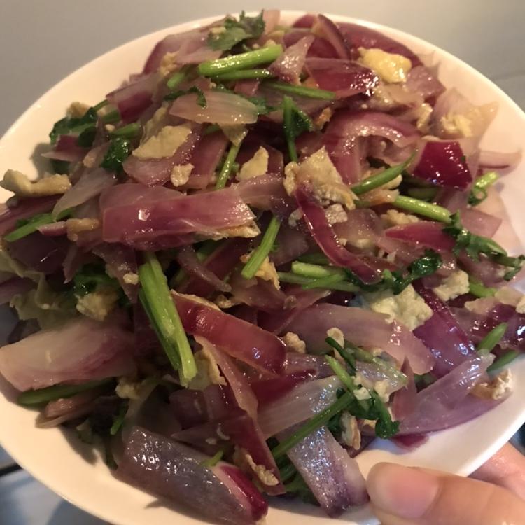 洋葱炒鸡蛋撒香菜