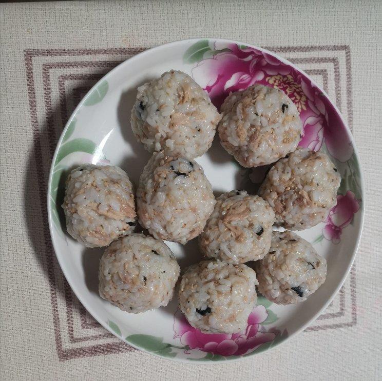 超级简单的金枪鱼饭团
