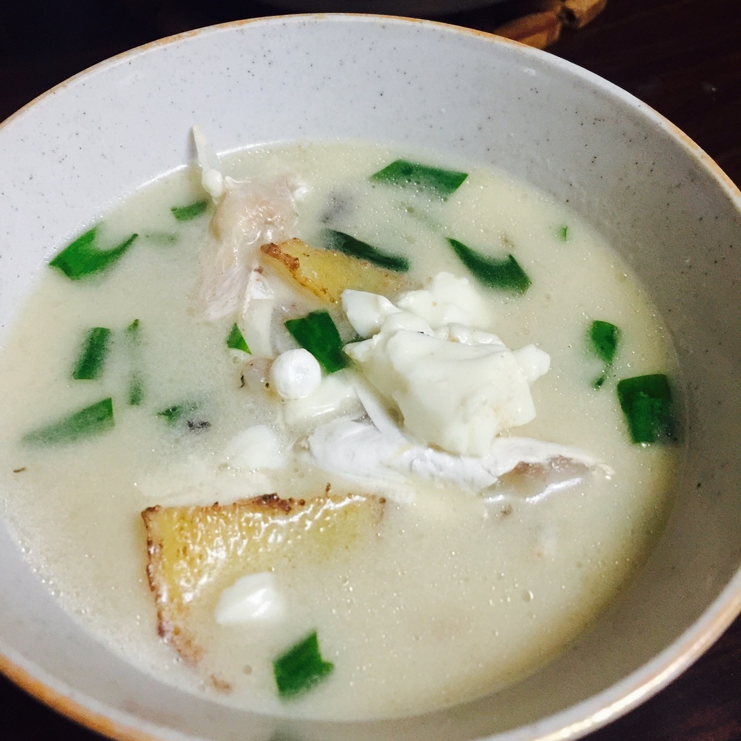 乳白色的鱼头豆腐汤的做法