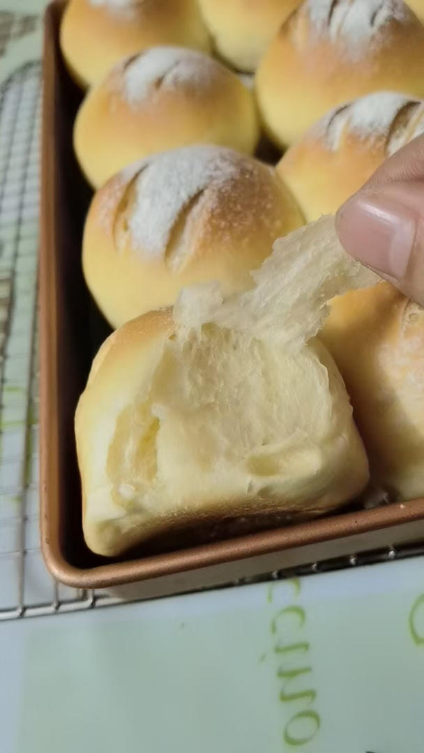 一次发酵，松软拉丝的牛奶小餐包
