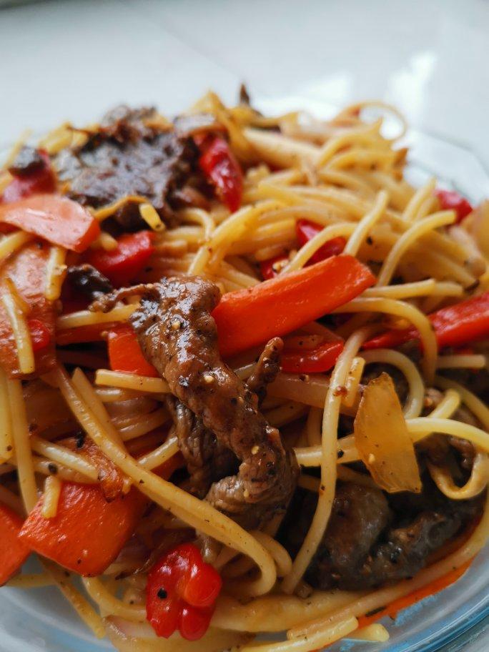 黑椒牛柳炒意面