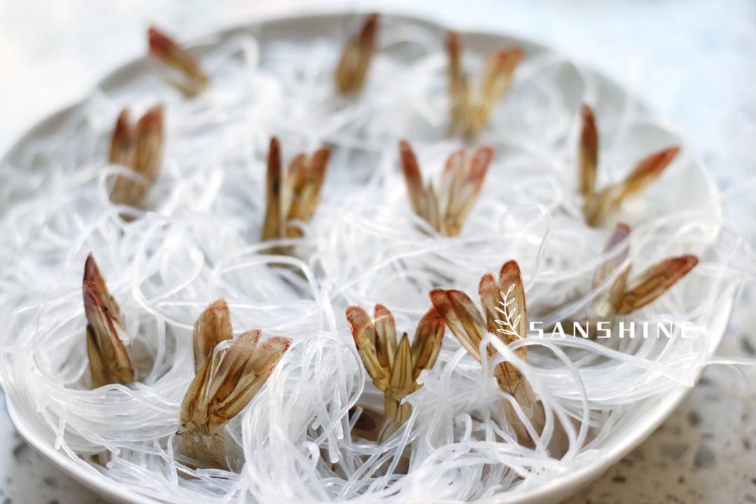 速成漂亮的春节餐桌菜—粉丝蒜蓉虾的做法 步骤7