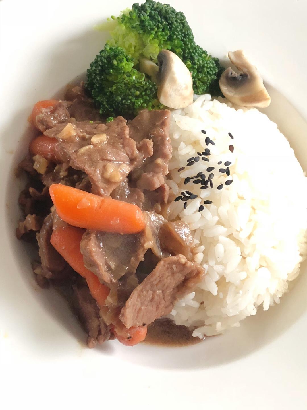 小美黑椒牛肉盖饭（3人份）的做法