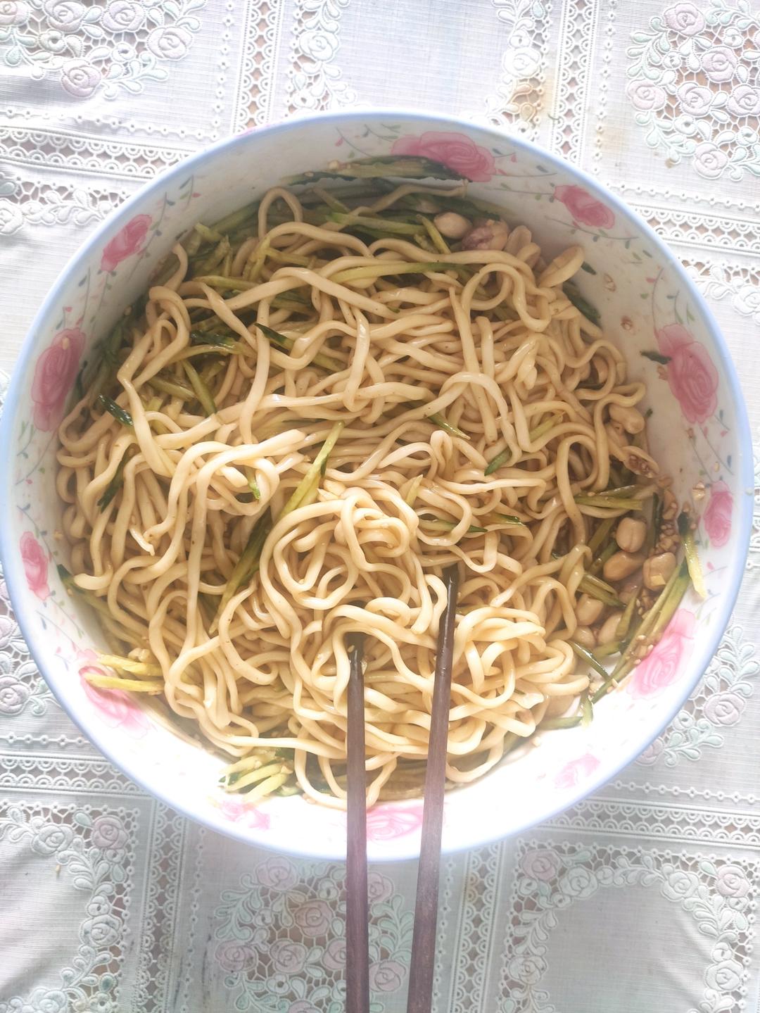 酸辣爽口的凉拌面！保证吃一次就上瘾