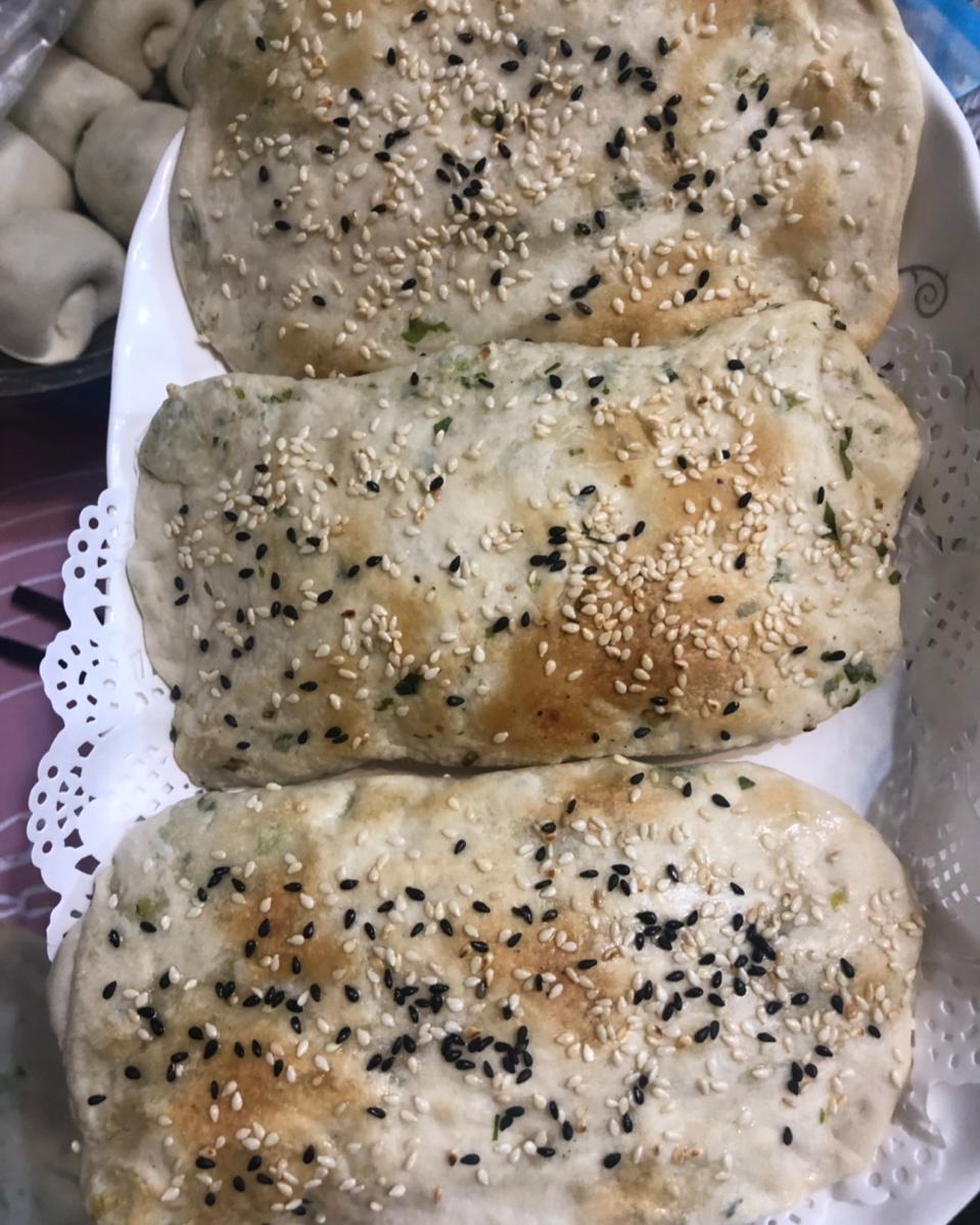 半烫面夹油酥的烧饼~