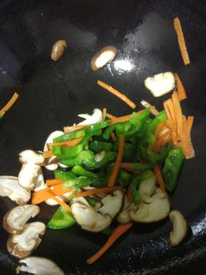 腐竹青椒烧香菇的做法 步骤3