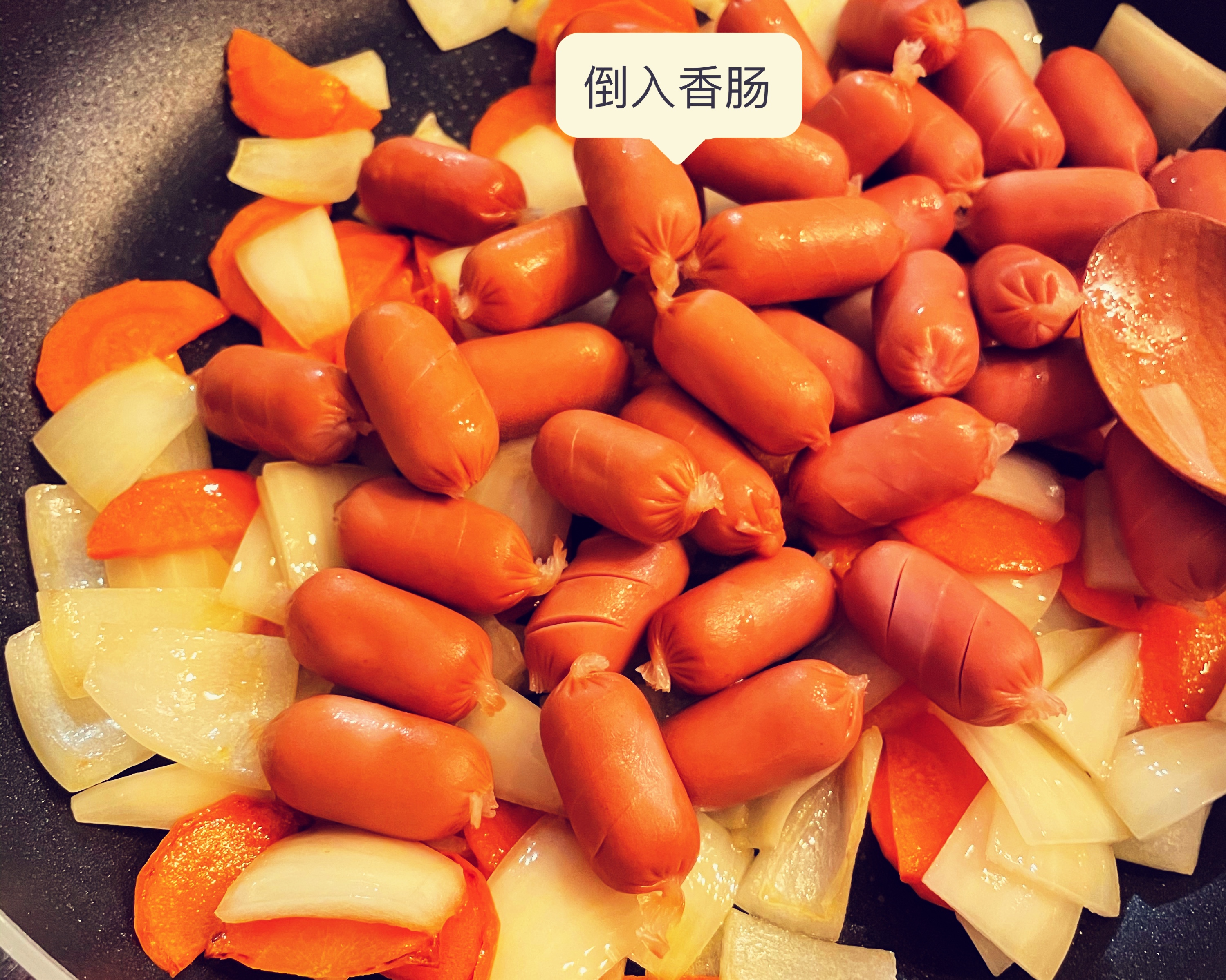 大人小孩都爱吃的韩国小菜——蔬菜炒香肠的做法 步骤7