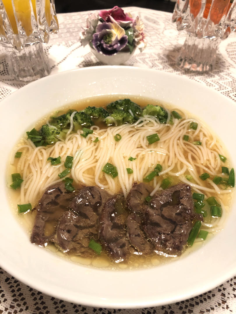 一碗清汤面 🍜 —— 秋日里的治愈系