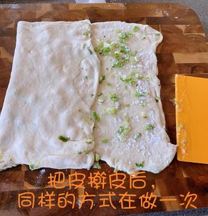 半烫面发酵葱油饼的做法 步骤7