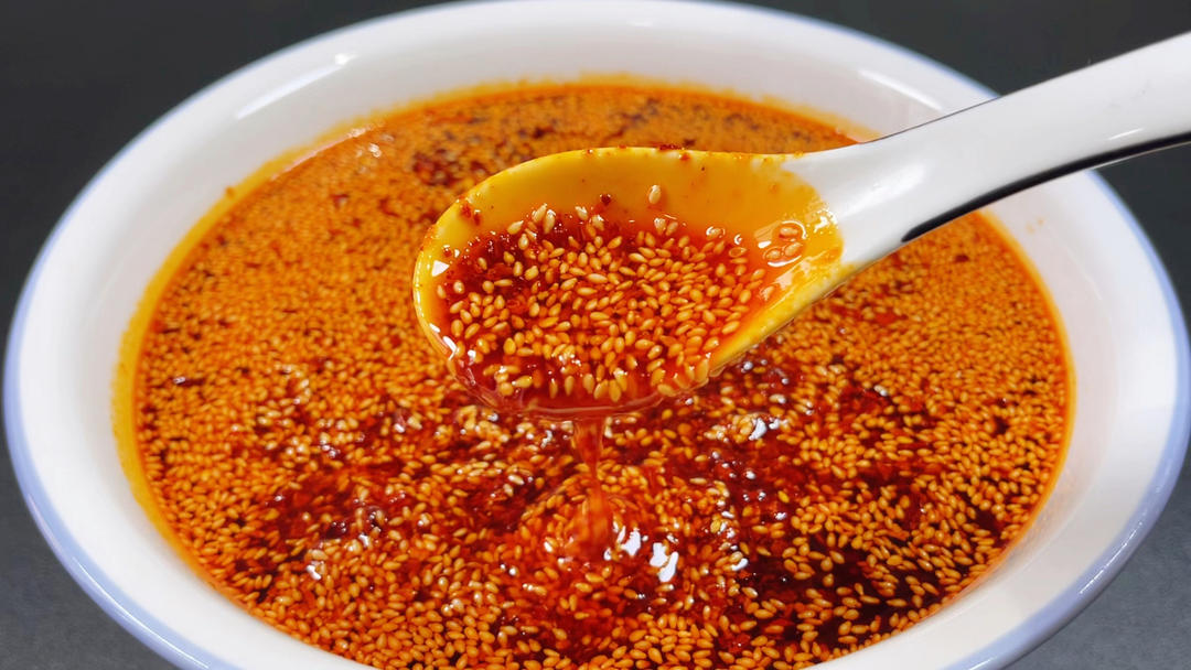 做辣椒油，切记不要直接浇油，多加3步，又香又红又辣，拌啥都香