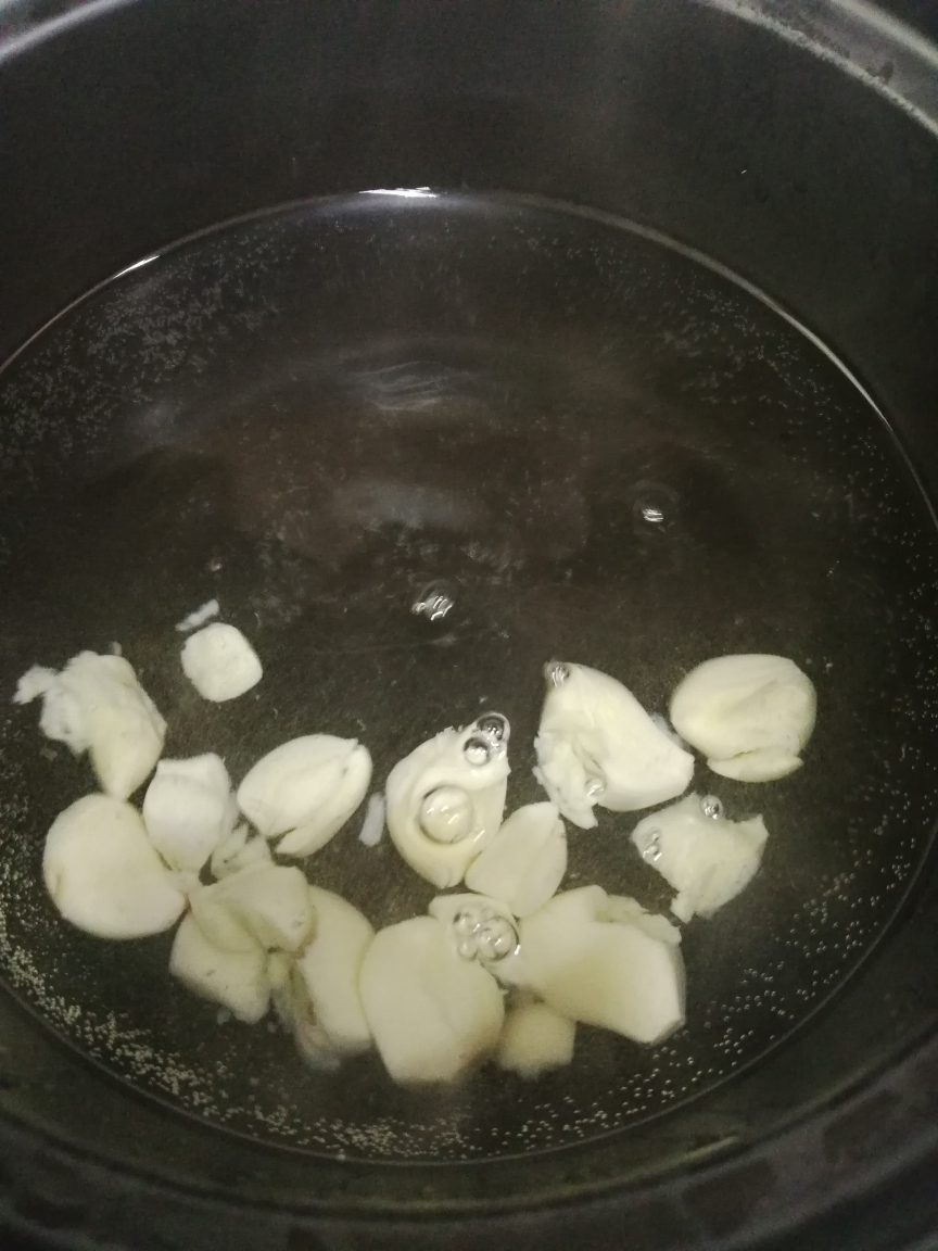 蒜头蛤蜊鸡汤的做法 步骤2