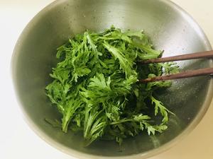 粉蒸茼蒿/芹菜叶的做法 步骤2