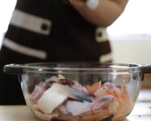 砂锅三文鱼头，这样就可以做《中餐厅》张亮拿手菜的做法 步骤4