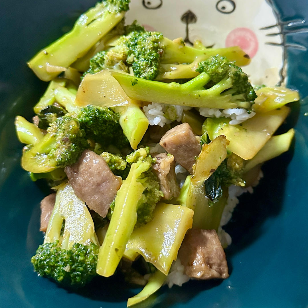 西兰花炒牛排粒
