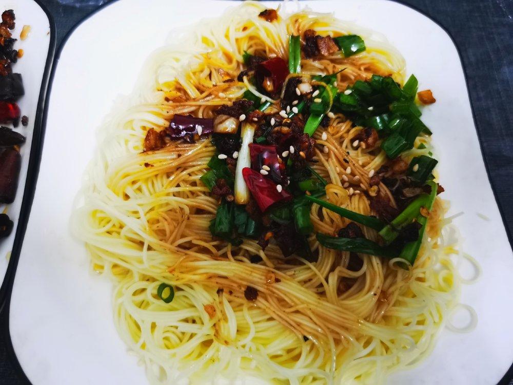 10分钟搞定的一碗葱油拌面