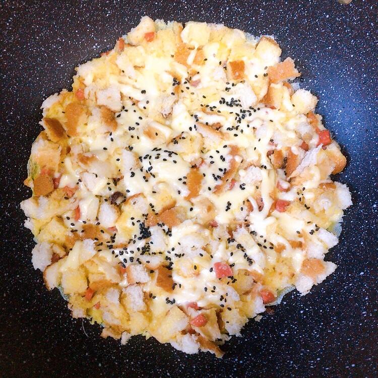 面包芝士蛋饼（平底锅，吐司残余边角料鸡蛋饼）