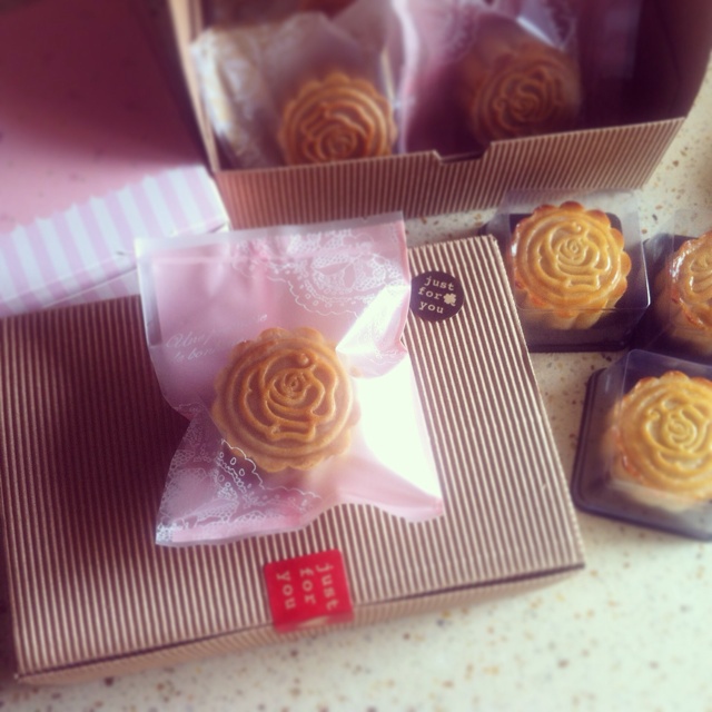 广式蛋黄莲蓉月饼