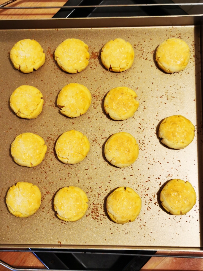 酥香诱人、酥掉渣的椰蓉咸蛋黄曲奇的做法 步骤6