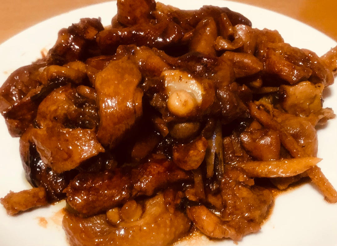 温中益气保护心血管的炒焖鸡腿肉
锦州市中心医院李梅主任医师说，鸡腿肉可以促进人体的生长发育和新陈代谢；鸡腿肉中所含有的铁元素可以帮助人体合成血红蛋白，改善缺铁性贫血；具有温中益气的功效；鸡腿肉中含有的亚油酸和亚麻酸可以保护心血管。