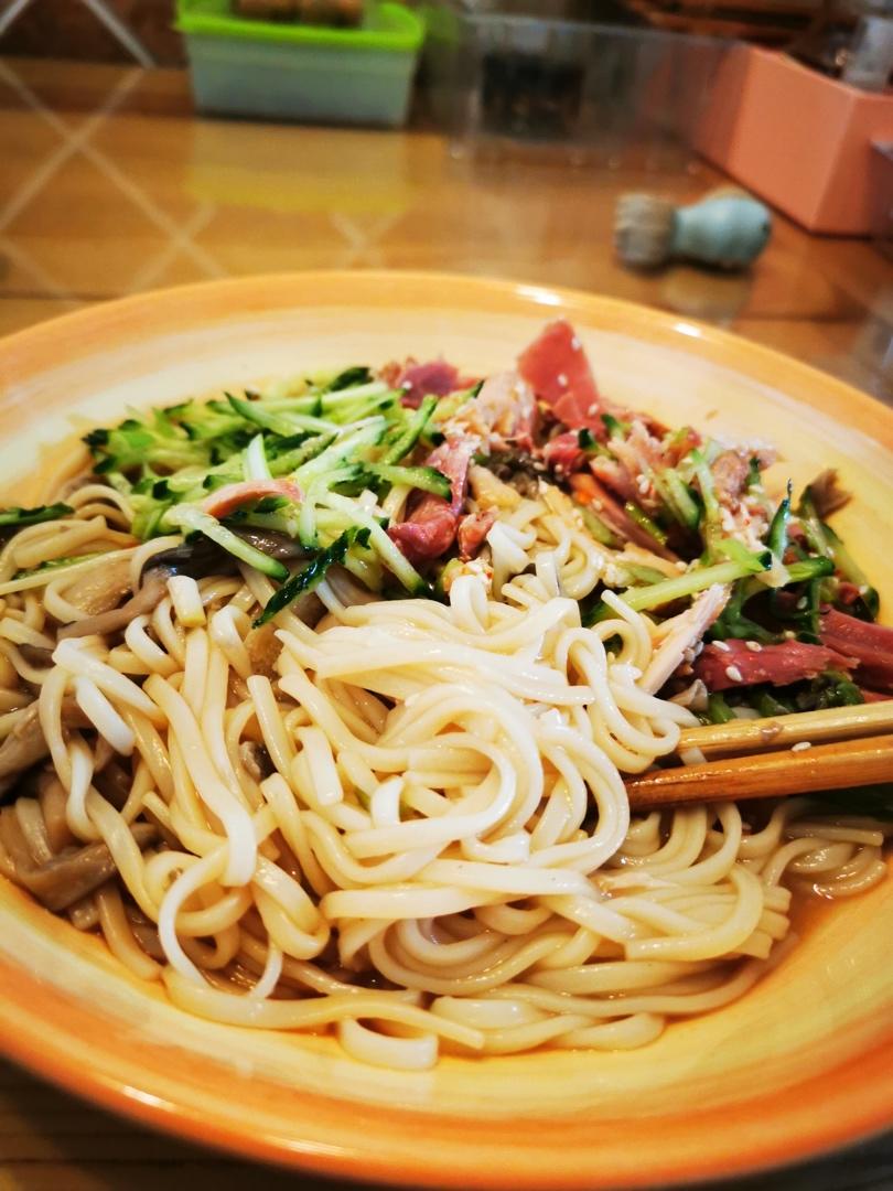 夏日好味鸡丝油泼面