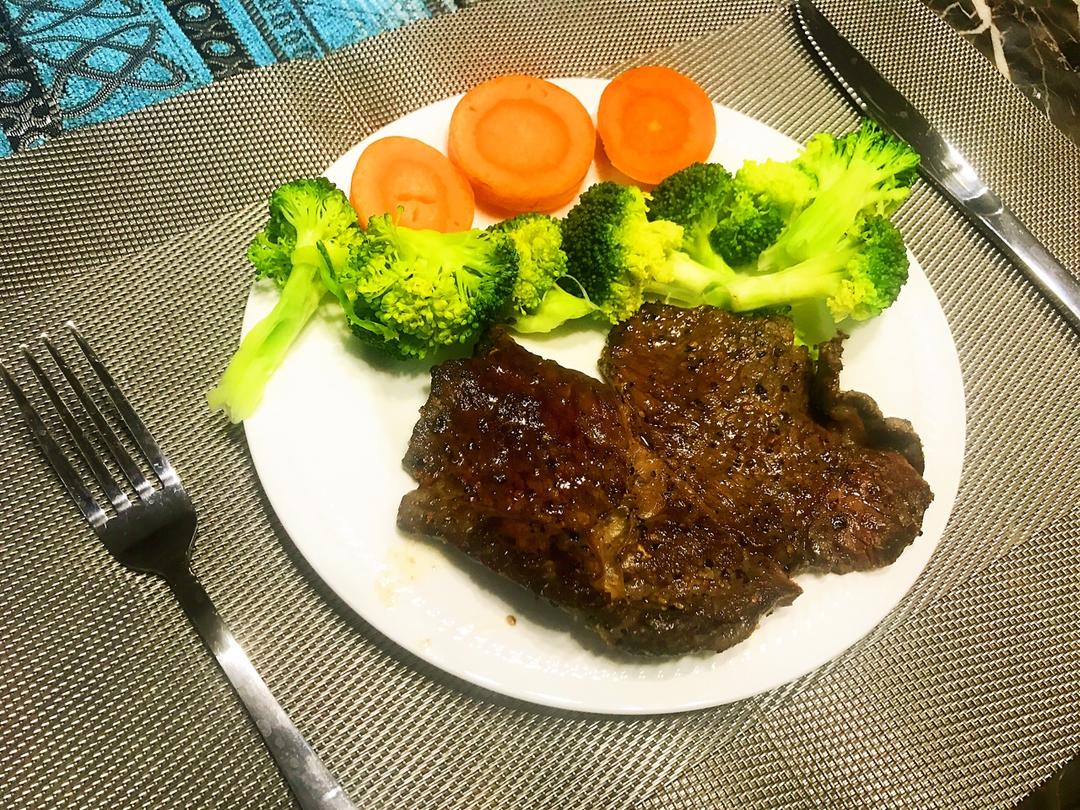 四分钟煎好一块鲜嫩多汁的牛排