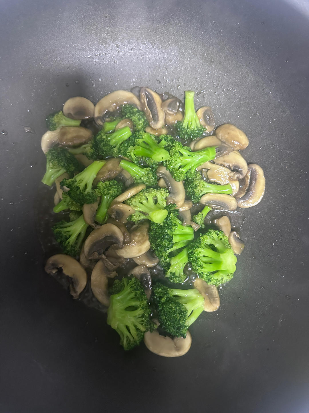鲜美可口❗️清爽好吃的西兰花炒口蘑，超简单～