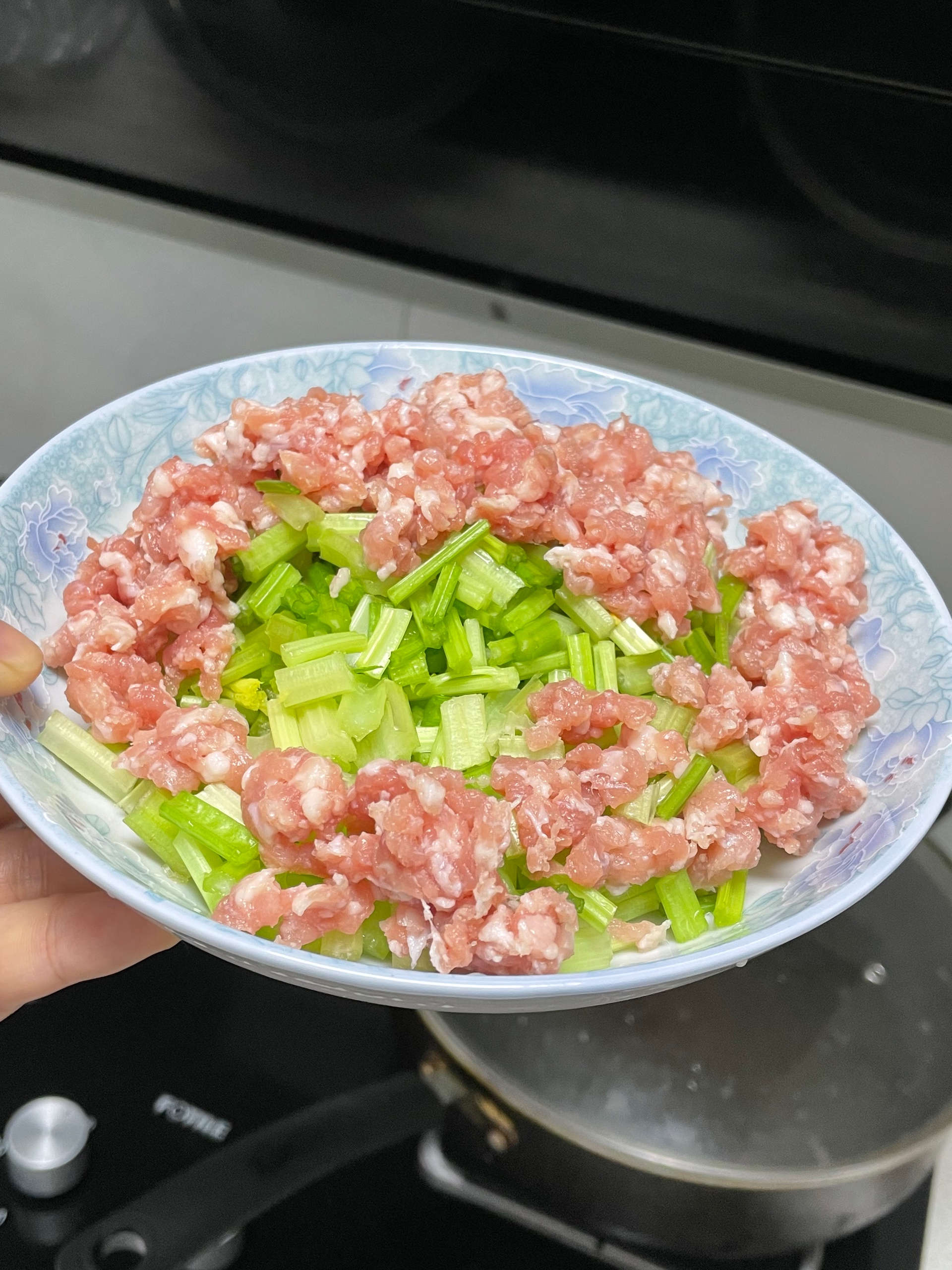 芹菜辣炒肉，连炫三碗饭！的做法