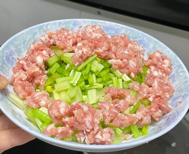 芹菜辣炒肉，连炫三碗饭！