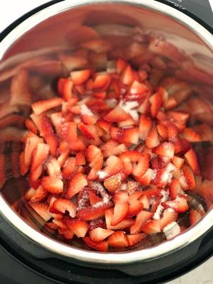 少糖 超快手果酱丨仅需三样原料的草莓酱（无需果胶）30分钟的做法 步骤2