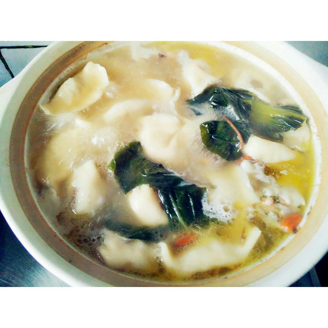 刘姥姥姥做的中午吃鸡汤鸡爪猪爪煲饺子