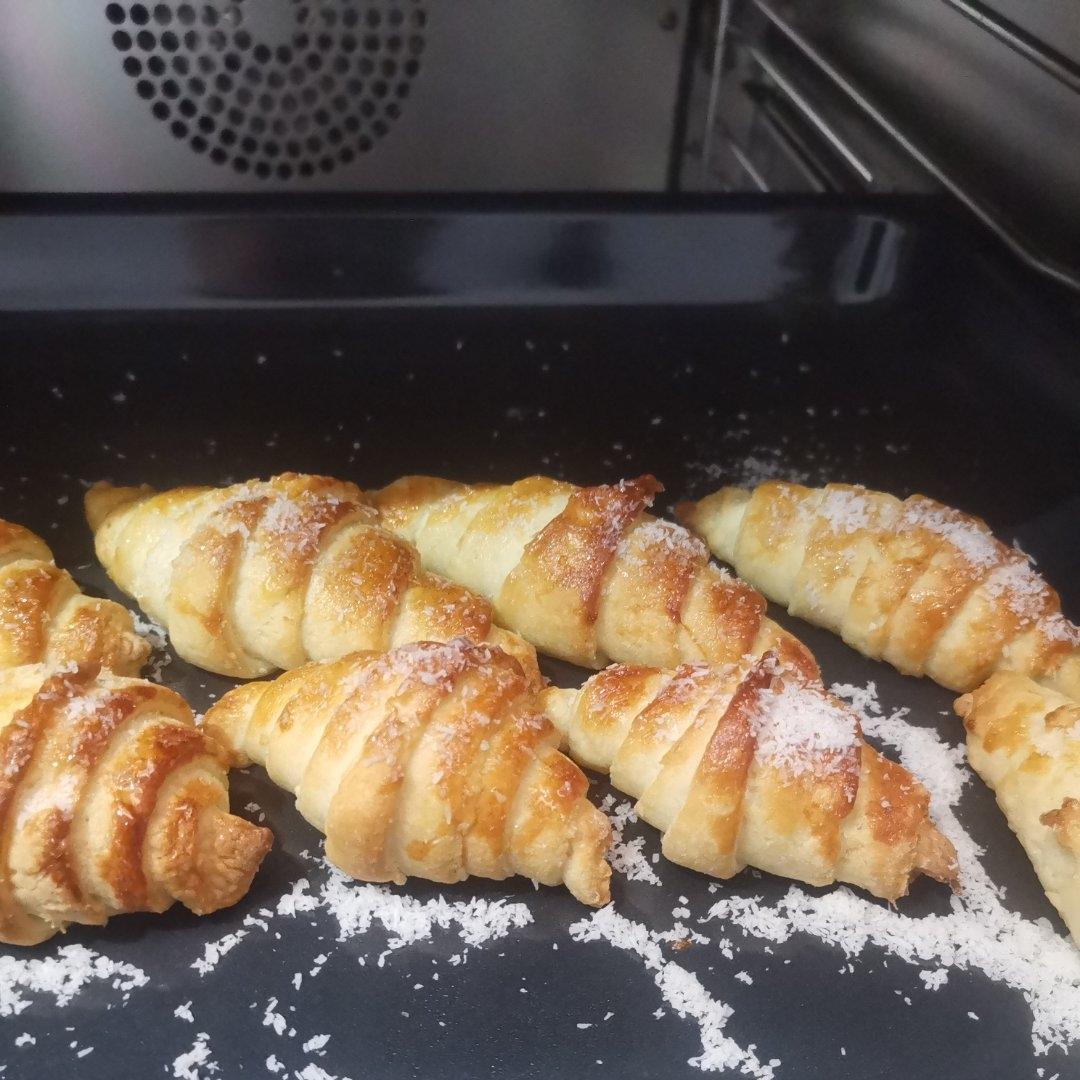 可颂(牛角面包)🥐！此方口感偏酥脆，略咸(也可不放盐)