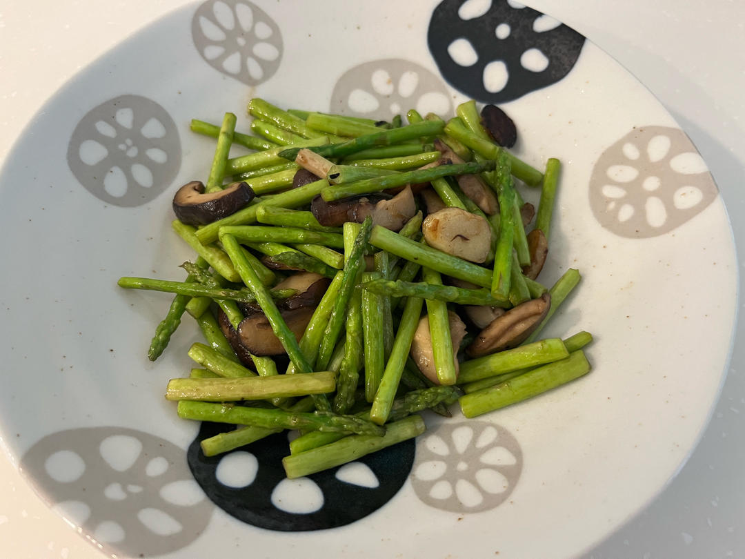 芦笋炒口蘑，口蘑鲜美，芦笋脆嫩。一学就会营养家常菜[味好美香辛时今菜]
