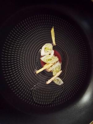 豇豆香菇拌面的做法 步骤2