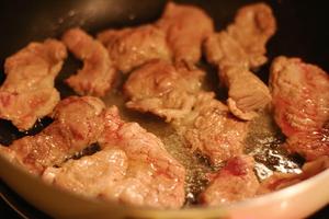 姜烧猪肉的做法 步骤3